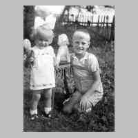 081-0026 Reinlacken 1940 - Guenther Reimann und Schwester Renate Schulz im Garten des Anwesen Norkus-Schulz.JPG